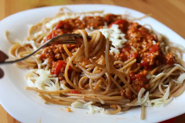 Szybkie spaghetti bolognese z pomidorami z puszki – łatwy przepis na obiad