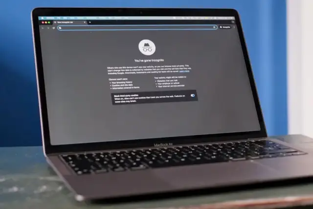 Laptop z otwartym oknem przeglądarki Chrome w trybie incognito. Informuje o prywatności przeglądania.