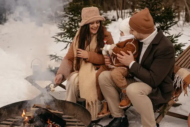 Jak ubrać się na ognisko? Wygodne i stylowe propozycje na każdą pogodę