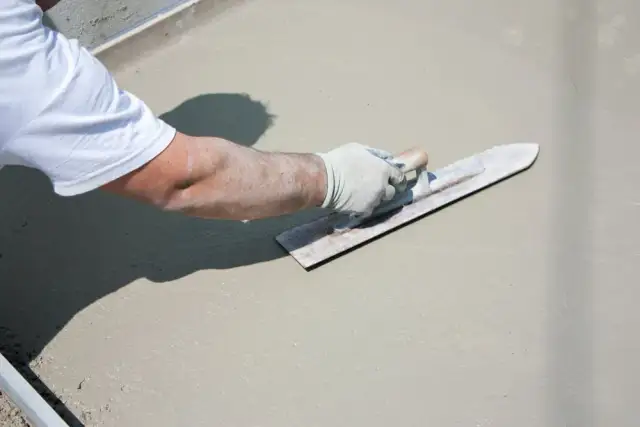 Jak idealnie wyrównać nierówny taras betonowy bez kosztownej wymiany