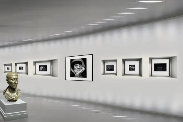 Galeria sztuki z popiersiem i czarno-białymi fotografiami, w tym portretem starca, który może być najdroższym zdjęciem świata.