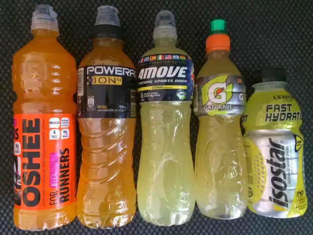 Napoje izotoniczne ranking: OSHEE, Powerade, 4MOVE, Gatorade, Isostar. Wybór dla biegaczy i sportowców.