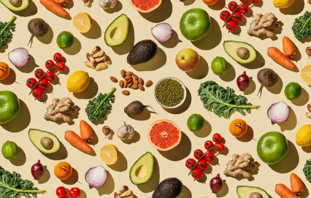 Bunte Vielfalt: Avocados, Karotten, Zitrusfrüchte, Nüsse und grünes Blattgemüse – ideal für eine gesunde Ernährung während der Schwangerschaft.