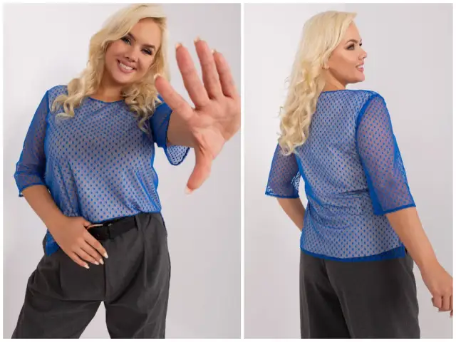 Uśmiechnięta kobieta w niebieskiej, ażurowej bluzce damskiej plus size w kropki, z rękami w geście "stop".