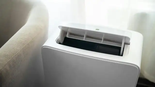 Nowoczesny klimatyzator bez jednostki zewnętrznej, z otwartą klapą wentylacyjną, obok jasnej kanapy.