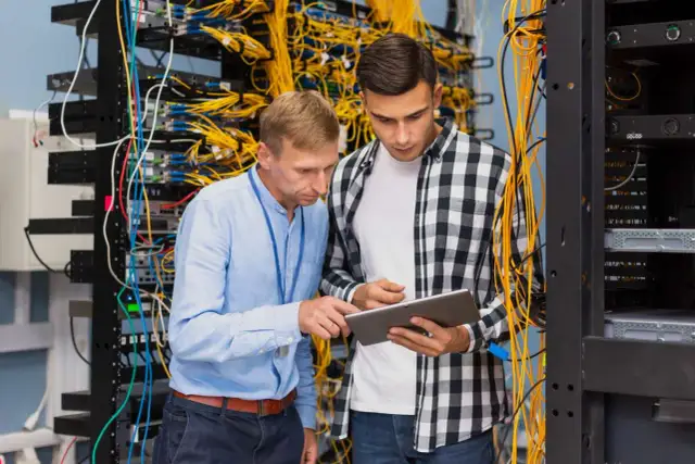 Co oznacza COM w elektryce? Kluczowe informacje i zastosowania