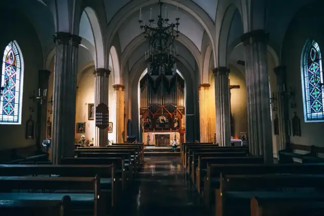 Czy kościół płaci podatek od darowizny? Poznaj ważne informacje