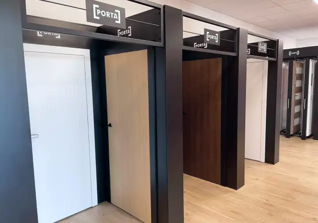 Rząd drzwi Porta w Krakowie: białe, drewniane i ciemnobrązowe. Wybierz swoje idealne drzwi Porta.