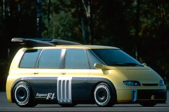 Żółto-szary Renault Espace F1 z masywnym spojlerem i sportowymi felgami, gotowy do wyścigu.