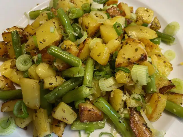 Herzhafte Kartoffel-Bohnen-Pfanne mit Frühlingszwiebeln, goldbraun gebraten und mit Kräutern verfeinert. Ein Genuss!