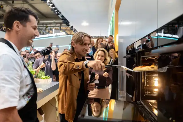 Luka Modrić wyjmuje pizzę z piekarnika Gorenje. To firma znana z innowacyjnych rozwiązań kuchennych.