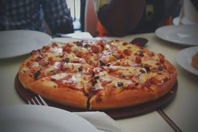 Jak odgrzać pizzę w piekarniku? Chrupkość jak z pieca!