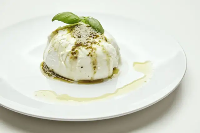 Pyszna burrata z pesto i oliwą. Zastanawiasz się, czy można jeść mozzarellę po terminie? Sprawdź!