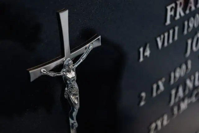 Trwałe mocowanie krzyża do pomnika: Metody, kleje i porady