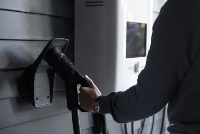 Jak ładować samochód elektryczny w domu - uniknij wysokich kosztów