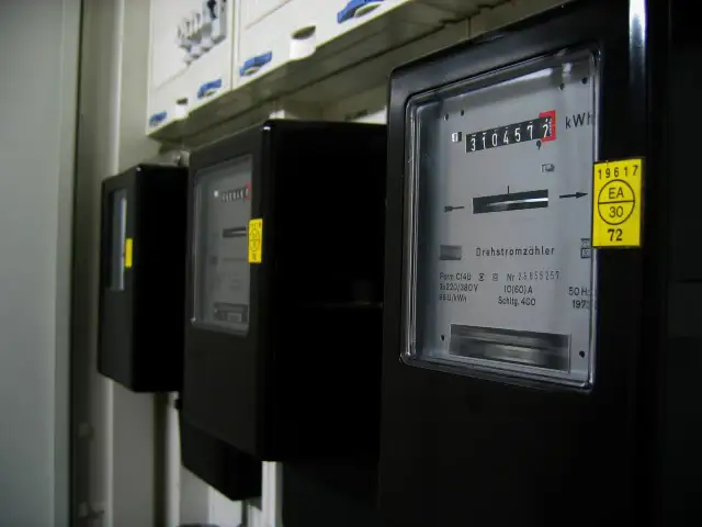 Trzy liczniki energii elektrycznej, jeden z nich pokazuje 3104577 kWh.