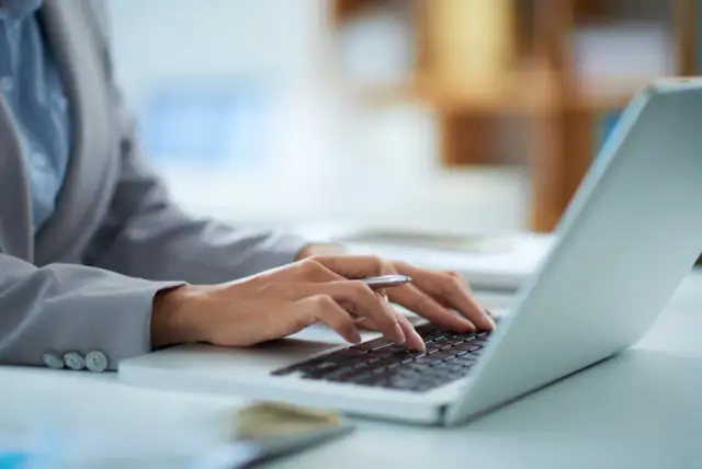 Ile prądu pobiera laptop? Oblicz koszty i oszczędzaj!