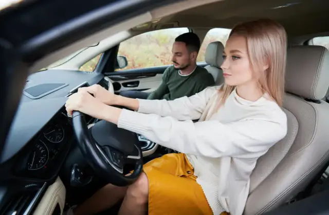 Czy egzamin teoretyczny na prawo jazdy jest trudny? Jak go zdać bez stresu