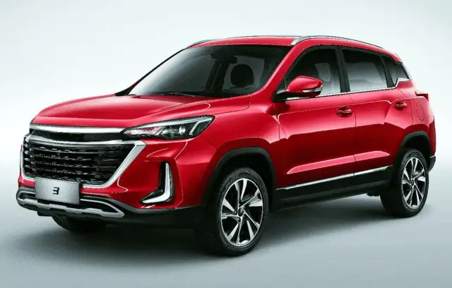 Czerwony SUV z nowoczesnym grillem i światłami. Idealny wybór dla szukających nowych samochodów do 100 tys.