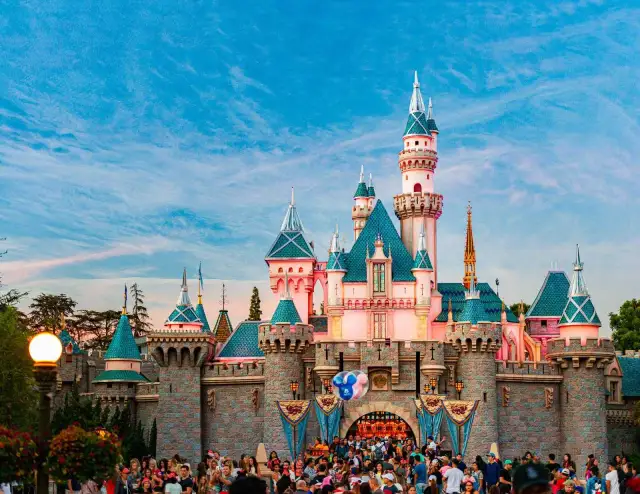 Gdzie jest Disneyland? Odkryj 6 parków i zaplanuj podróż do Paryża!