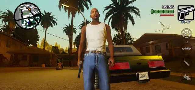 Postać z GTA San Andreas w białej koszulce i niebieskich jeansach, z pistoletem w ręku, na tle dzielnicy mieszkalnej.