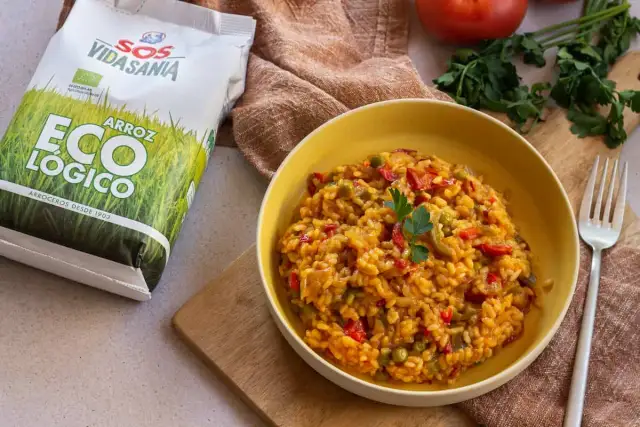 Un plato de arroz blanco con verduras, preparado con arroz ecológico.