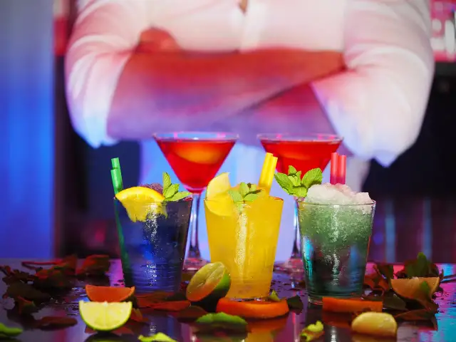 Ile zarabia barman w Warszawie? Widełki, napiwki i sekrety