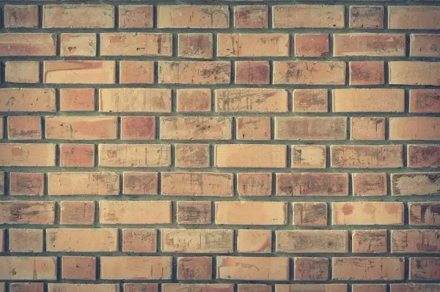 Cegły wystające co druga w murze – technika, która odmieni Twój budynek