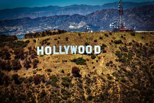 Słynny napis HOLLYWOOD na wzgórzu, który odpowiada na pytanie, gdzie leży Hollywood. W tle góry i wieża telekomunikacyjna.