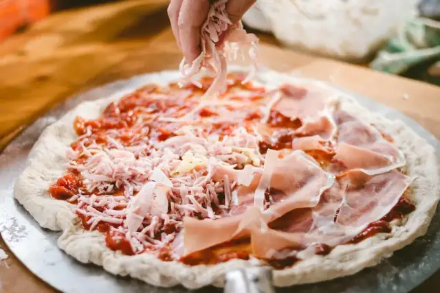 Masa de pizza casera - Trucos para una base crujiente y perfecta