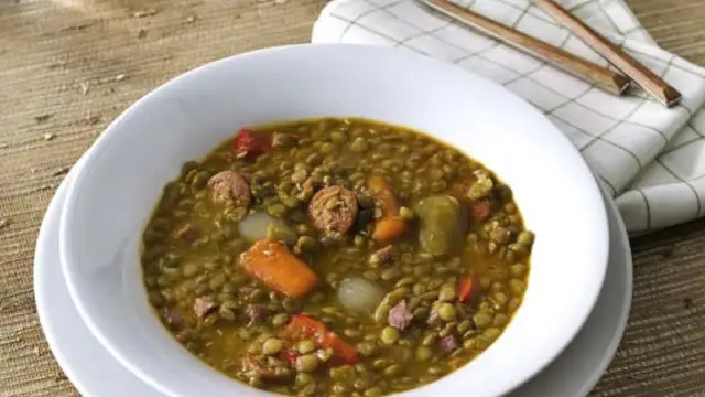 Plato de lentejas con chorizo, zanahoria y pimiento. ¡Un plato delicioso que se pueden congelar las lentejas para tener siempre a mano!