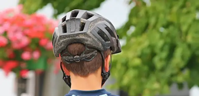 Chcesz wiedzieć, jak zmierzyć głowę do kasku? Zobacz, jak dopasować kask rowerowy, by był bezpieczny i wygodny.