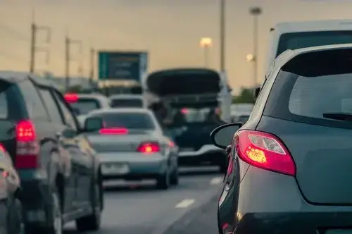 Co to jest autostrada? Kluczowe cechy i różnice, które musisz znać