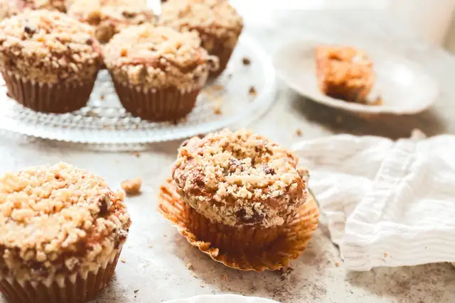 Pyszne muffinki z kruszonką, idealne do pieczenia z termoobiegiem. Wyglądają apetycznie!