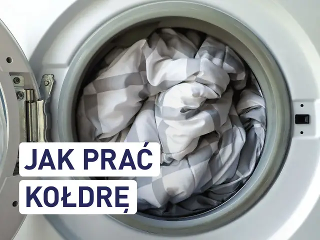 Kołdra w kratkę czeka na pranie w pralce. Dowiedz się, jak prać kołdrę, by była świeża i czysta.