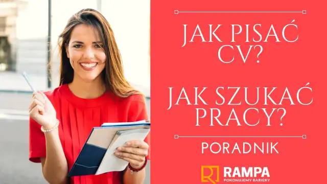 Uśmiechnięta kobieta z notatnikiem i długopisem. Poradnik: jak pisać CV i jak szukać pracy, nawet jak zrobić CV na telefonie.
