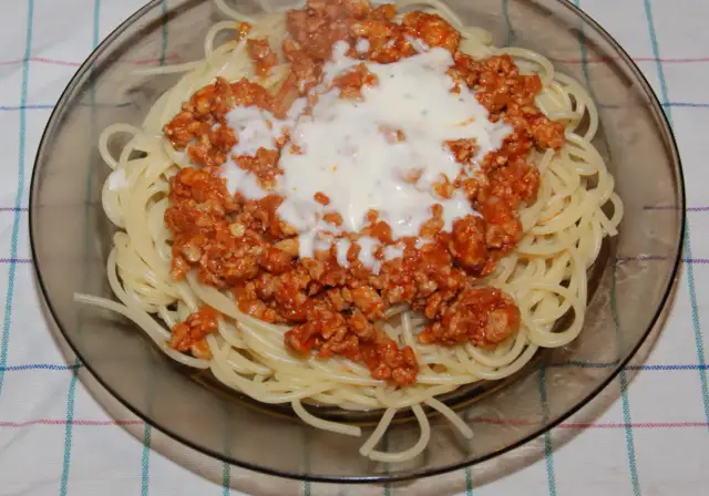 Jak zrobić sos do spaghetti z mięsem mielonym, który zachwyci smakiem