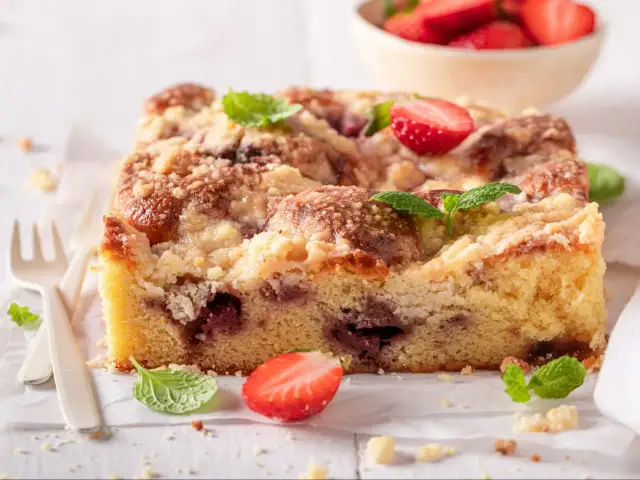 Ciasto drożdżowe z truskawkami - Jak upiec puszyste i bez zakalca?