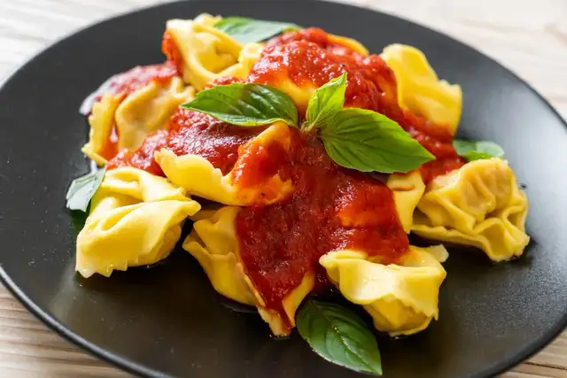 Tortellini: Odkryj sekrety włoskich pierożków i zachwyć smakiem
