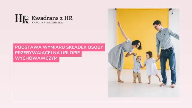 Rodzina z dwójką dzieci na tle żółtej kurtyny.