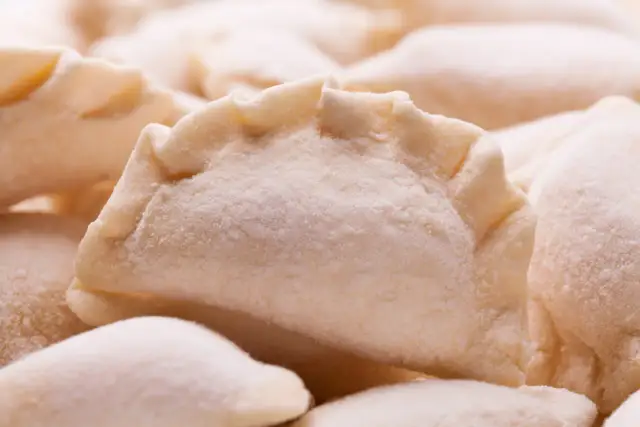 Jak mrozić ugotowane pierogi? Szybki sposób na domowy smak
