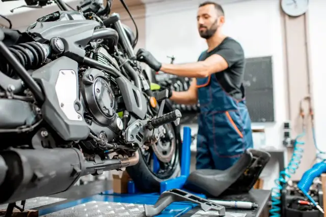 Jakie narzędzia do warsztatu motocyklowego są niezbędne dla każdego mechanika