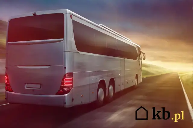 Wynajem autokaru za kilometr: Jak obliczyć i uniknąć ukrytych opłat?
