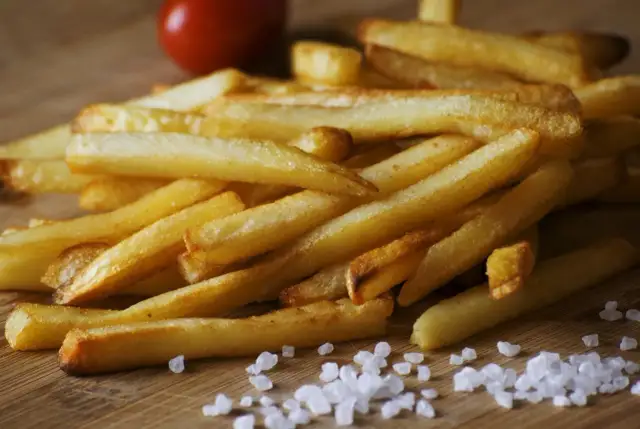 Jak piec mrożone frytki z piekarnika, aby były chrupiące i pyszne