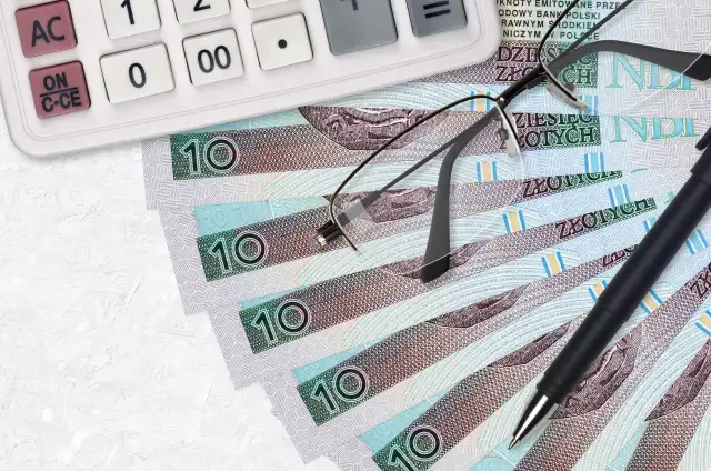 Kalkulator, okulary i długopis na banknotach 10 zł.