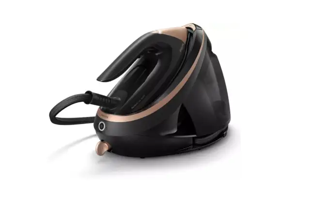 Elegancka stacja parowa Philips PerfectCare 9000, lider rankingu stacji parowych, w kolorze czarnym ze złotymi detalami.