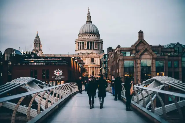 Most Millenium Bridge w Londynie, z katedrą św. Pawła w tle. Idealne miejsce na spacer i poszukiwanie pamiątek z Londynu, co kupić.