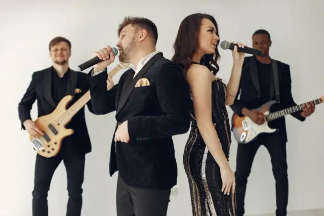 DJ czy zespół na wesele – co wybrać, by uniknąć rozczarowania?