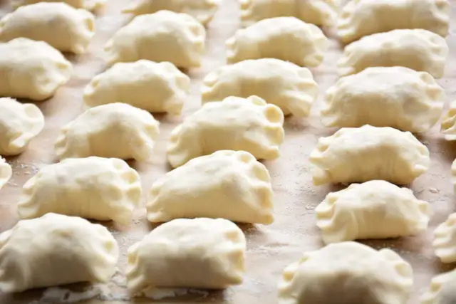 Gotowe do lepienia pierogi, idealne na rodzinny obiad. Ten przepis na ciasto na pierogi jest prosty i sprawdzony.
