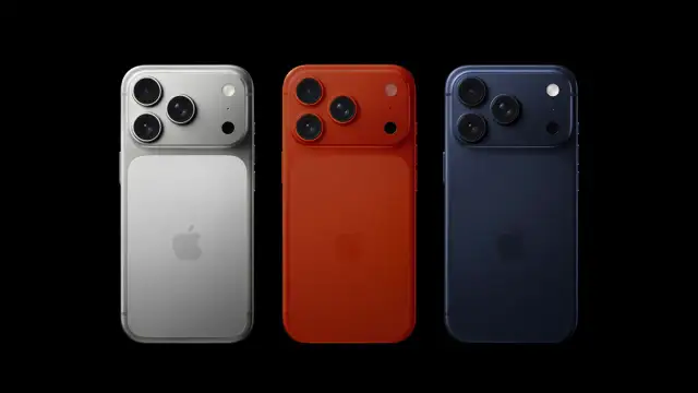 Trois iPhone 18 Pro Max : argent, rouge et bleu nuit, avec leurs blocs caméras distinctifs.